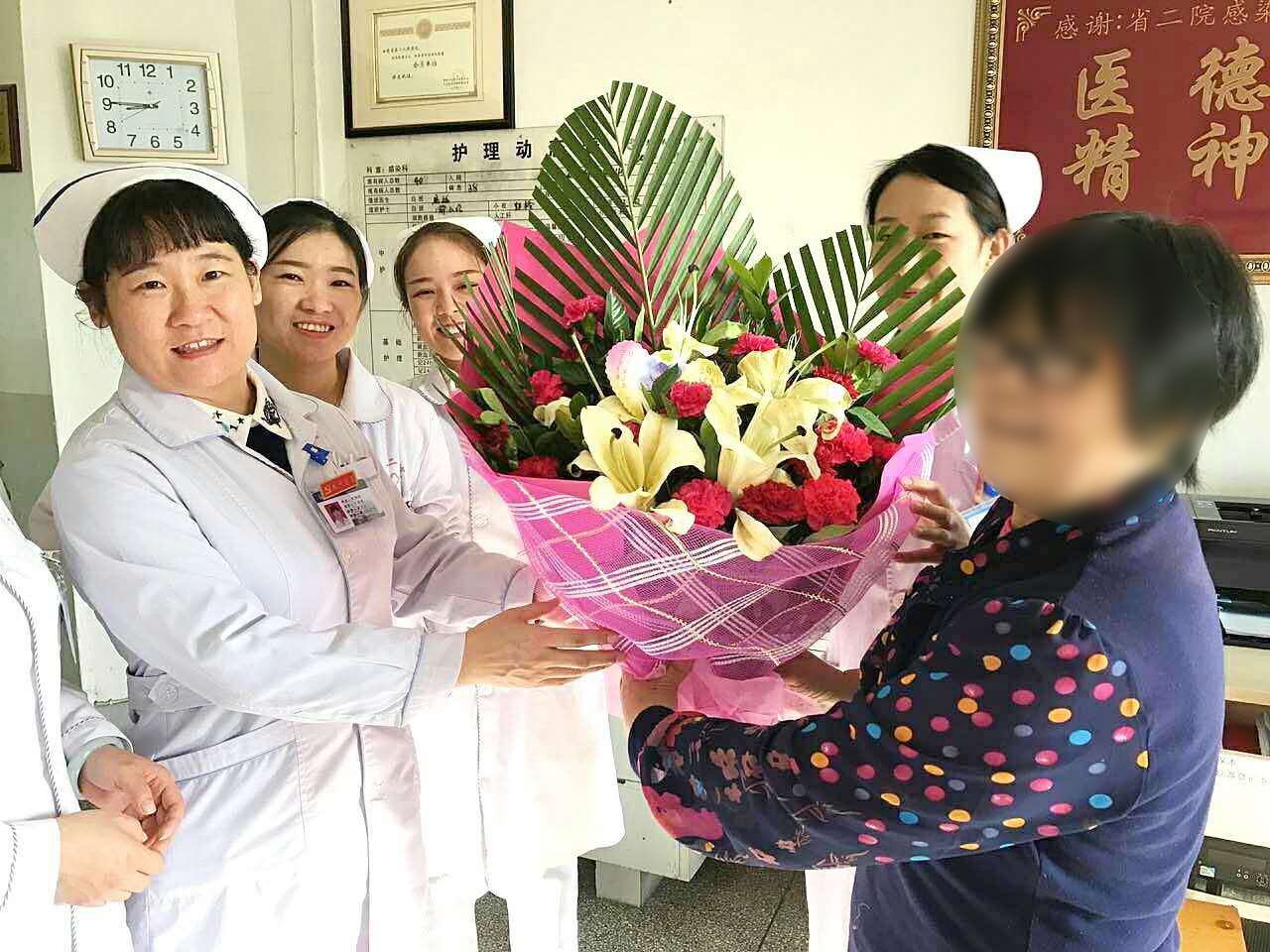 落實(shí)優(yōu)惠政策，加大扶持力度。養(yǎng)老本身就是個(gè)社會(huì)問題，需要全社會(huì)的重視和參與。當(dāng)前云南各地民營(yíng)敬老院、托老所已有不少，但同民政部門辦的敬老院、托老所等相比，還存在著政策支持、經(jīng)費(fèi)保障、經(jīng)營(yíng)風(fēng)險(xiǎn)等困難。推動(dòng)社會(huì)化養(yǎng)老產(chǎn)業(yè)發(fā)展，讓民營(yíng)養(yǎng)老服務(wù)機(jī)構(gòu)發(fā)揮更大作用，需要政府部門切實(shí)轉(zhuǎn)變觀念，落實(shí)優(yōu)惠扶持政策，加強(qiáng)機(jī)構(gòu)監(jiān)督管理，營(yíng)造更好的發(fā)展空間。